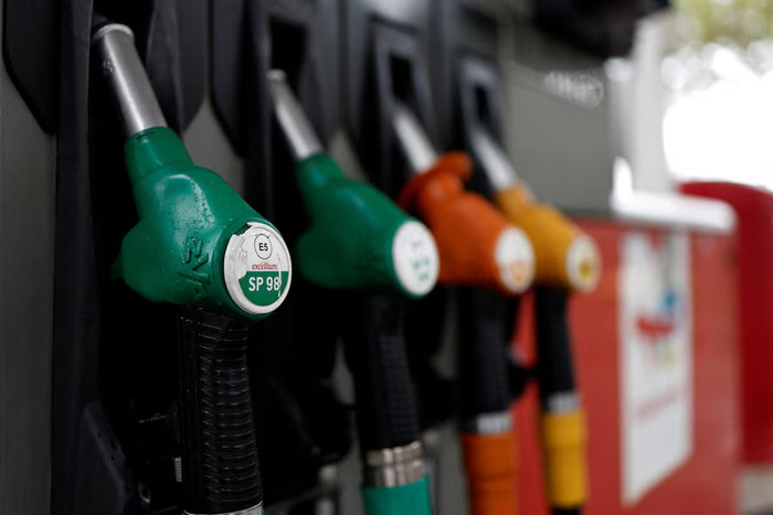 Các vòi bơm nhiên liệu xăng tại một trạm xăng của TotalEnergies ở Paris, Pháp, ngày 25/3/2026. Ảnh: REUTERS