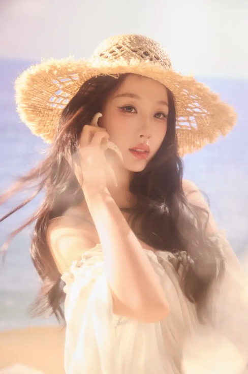 Trên các nền tảng mạng xã hội, nhiều khán giả nhận xét bộ ảnh cho thấy sự chuyển biến rõ rệt trong phong cách của Ngu Thư Hân.