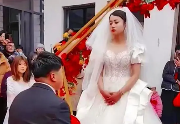 Cô dâu lộ vẻ mặt buồn rầu tại đám cưới, lý do gây tranh cãi Ảnh 1