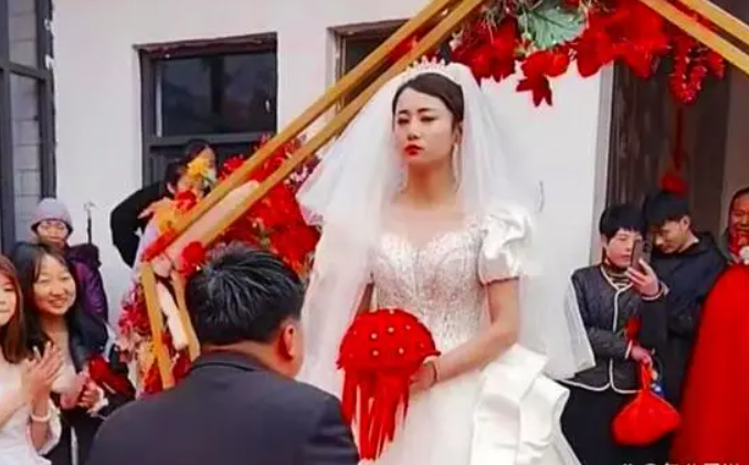 Cô dâu lộ vẻ mặt buồn rầu tại đám cưới, lý do gây tranh cãi Ảnh 3