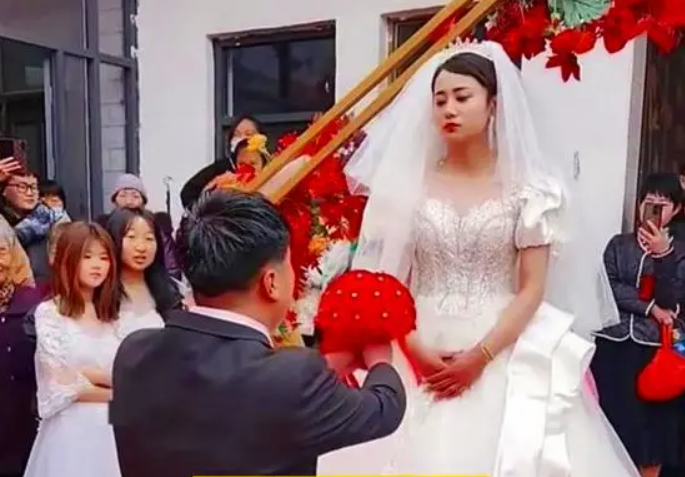 Cô dâu lộ vẻ mặt buồn rầu tại đám cưới, lý do gây tranh cãi Ảnh 2