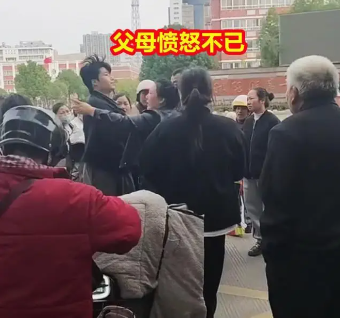 Con trai yêu người phụ nữ gấp đôi tuổi, bị gia đình bắt chia tay giữa đường Ảnh 2