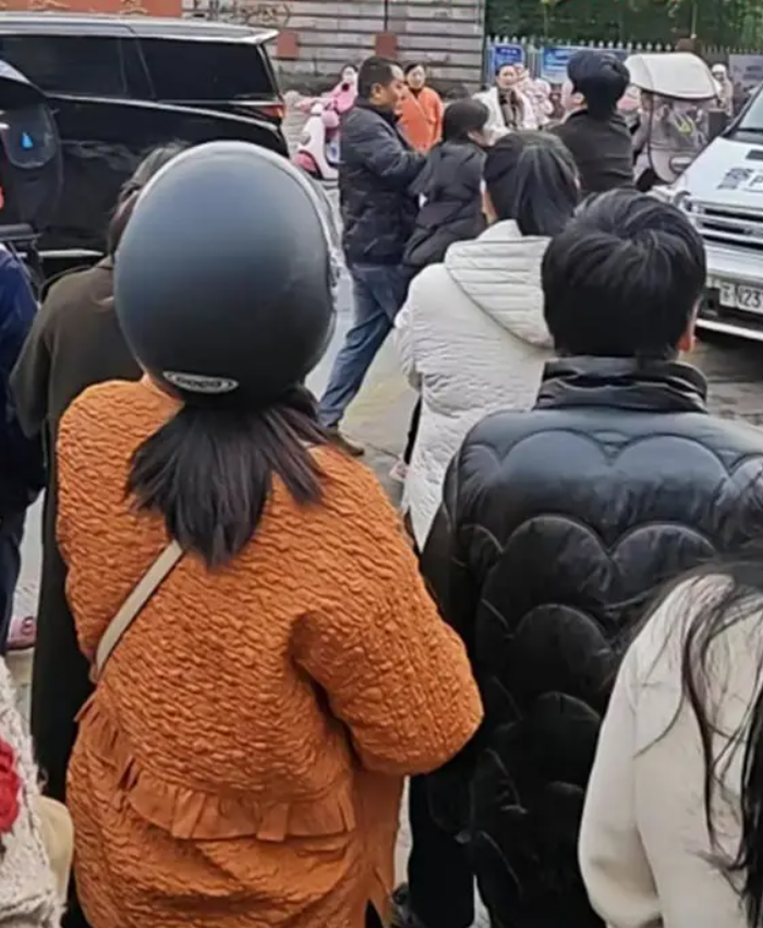 Con trai yêu người phụ nữ gấp đôi tuổi, bị gia đình bắt chia tay giữa đường Ảnh 1