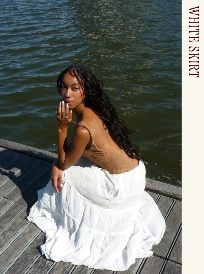 Chân váy midi trắng gần như đã trở thành “item quốc dân” vì dễ phối và hợp mọi hoàn cảnh. Ngoài ra, các kiểu váy ngang gối hoặc mini satin cũng đang được ưa chuộng, mang lại cảm giác trẻ trung hơn. Ảnh: @amaka.hamelijnck