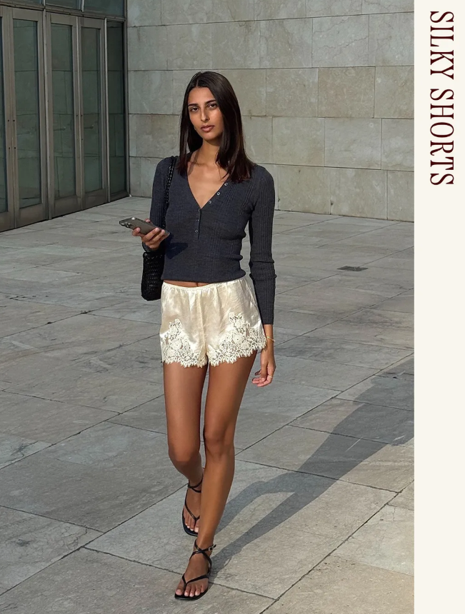 Quần short chất liệu lụa tiếp tục trở lại mạnh mẽ. Ban ngày có thể phối cùng áo thun và sandal, buổi tối chỉ cần thêm áo sơ mi nhẹ và giày gót thấp là đủ thanh lịch. Ảnh: @salome.mory