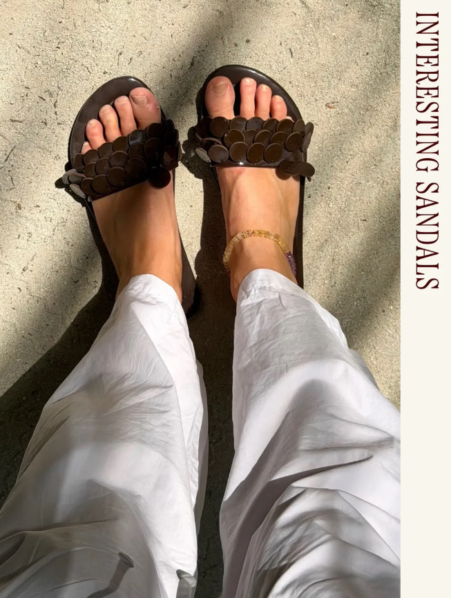&nbsp;Hè này là thời điểm của những đôi sandal có chi tiết nổi bật như đính đá, chất liệu cói, satin hay hạt cườm. Càng độc đáo càng dễ ghi điểm thời trang. Ảnh: @lucywilliams02