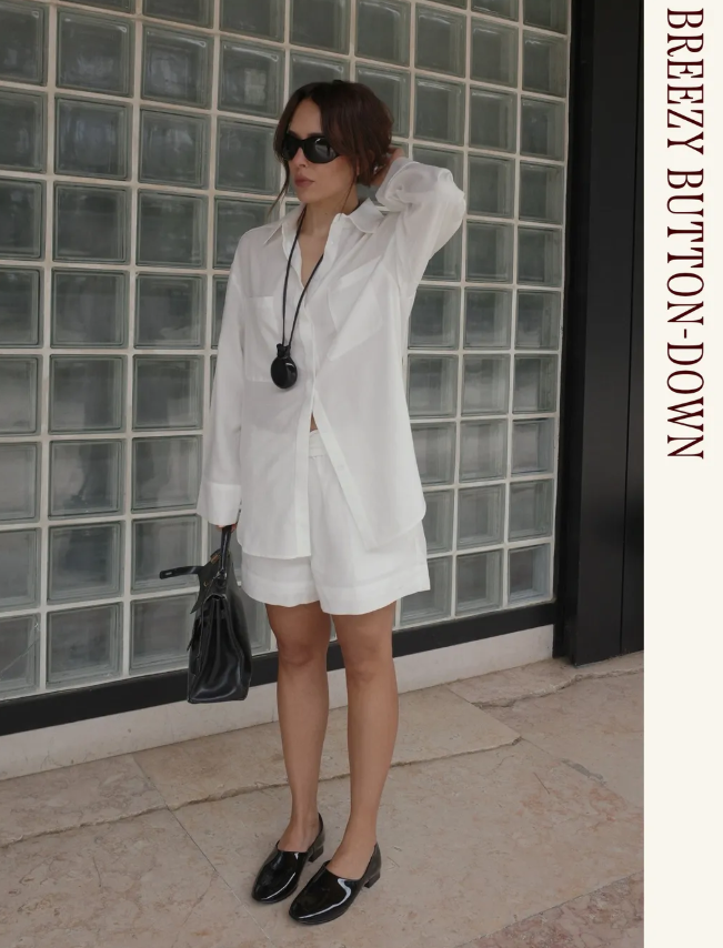 Áo sơ mi chất liệu mỏng, nhẹ chiếm rất ít diện tích nhưng lại cực kỳ đa dụng: khoác ngoài bikini đi biển hoặc phối cùng chân váy cho buổi tối đều hợp. Ảnh: &nbsp;@deborabrosa