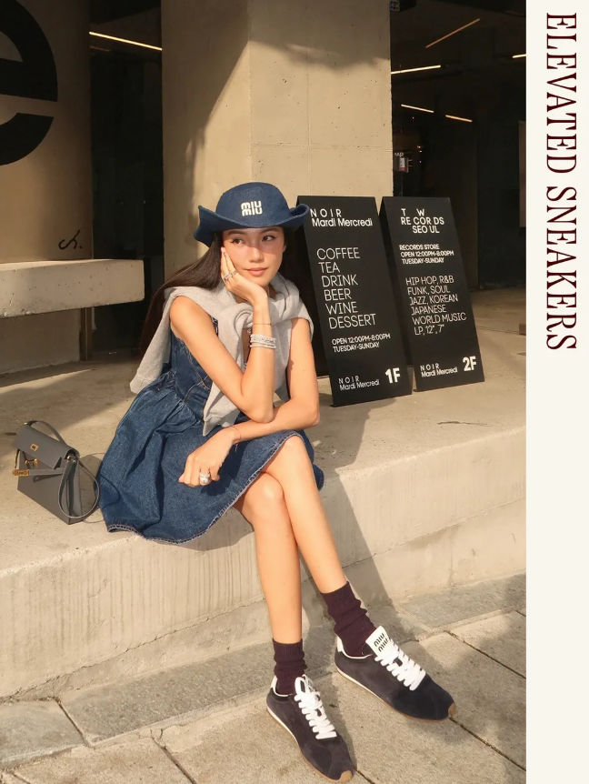 Dù không có kế hoạch đi bộ nhiều, một đôi sneakers vẫn là “must-have”. Hè 2026 chuộng các thiết kế nâng cấp như chất liệu satin, da lộn, dáng thấp gọn nhưng vẫn đủ điểm nhấn để phối đồ. Ảnh: @yoyokulala