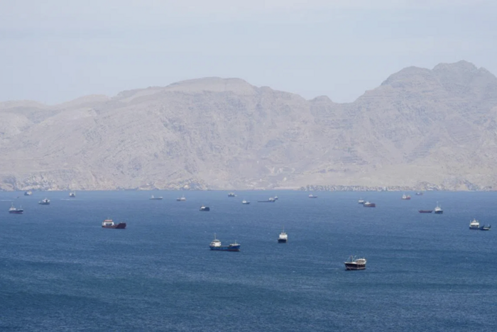 Tàu thuyền trên eo biển Hormuz ngày 27/4. (Ảnh: Reuters)&nbsp;