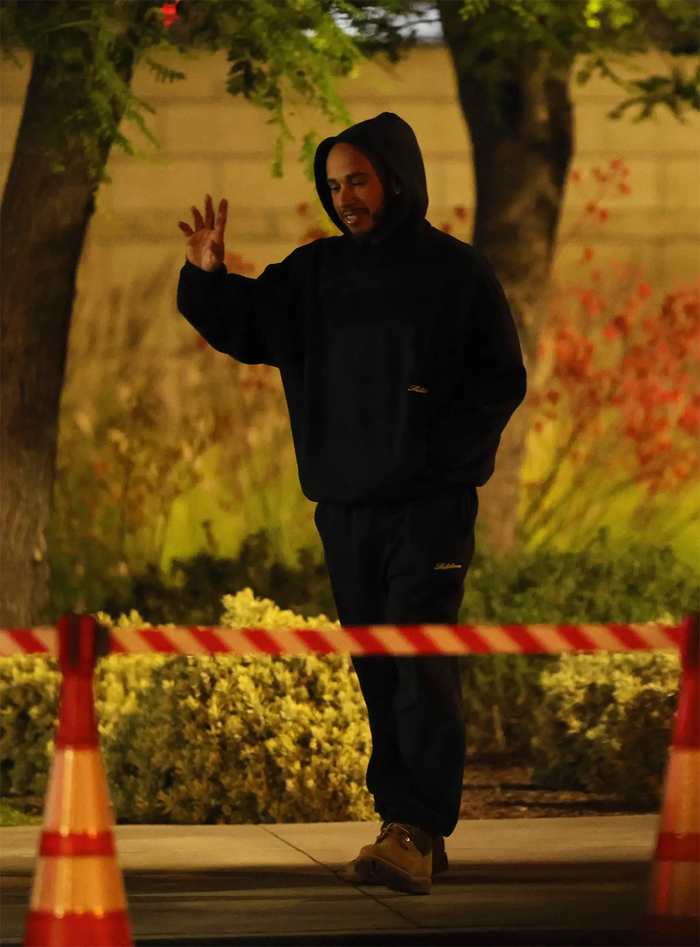 Cả hai xuất hiện kín đáo giữa khuya.