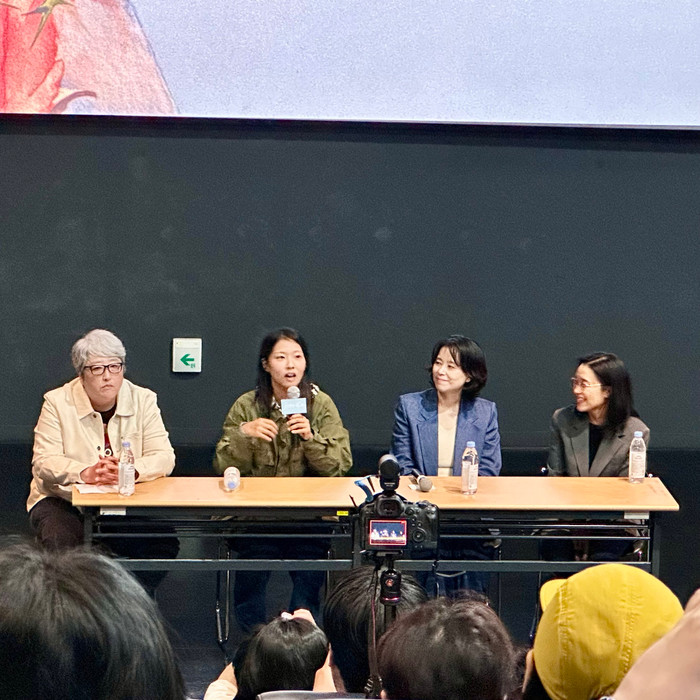 Đạo diễn Yoon Ga-eun và dàn diễn viên chính tại buổi họp báo phim. Ảnh: Sohu