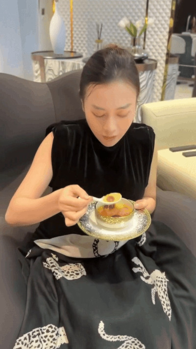 Nữ diễn viên thưởng thức món chè khi vừa nấu xong.