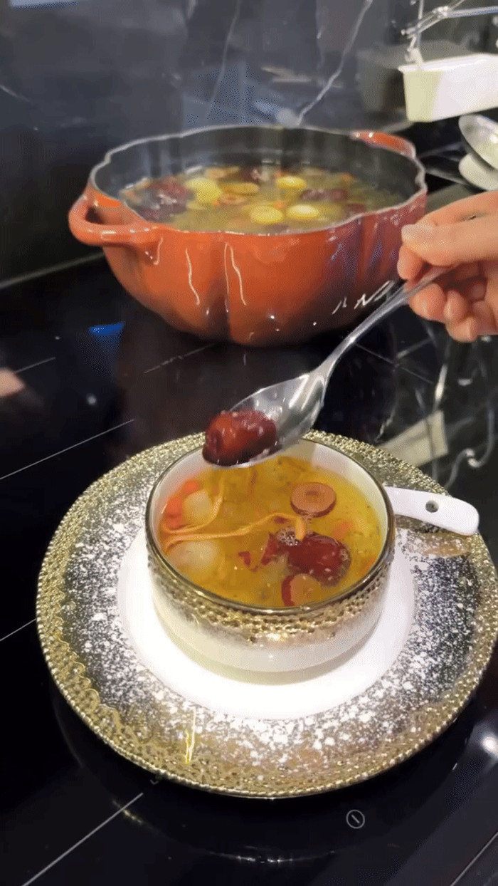 Cách trang trí bát chè của Phương Oanh cũng khiến nhiều người xuýt xoa