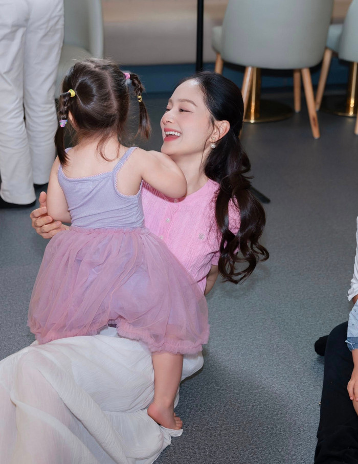 Lan Phương dành thời gian cho công việc cũng như chăm sóc 2 con nhỏ.