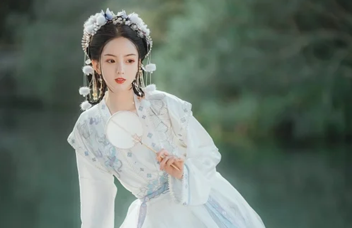 Sức ảnh hưởng của Hương Phi không chỉ dừng lại ở phạm vi tình cảm cá nhân mà còn lan sang bình diện quyền lực.&nbsp;