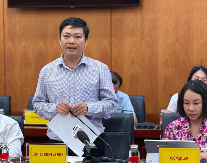 Ông Nguyễn Duy Cường, Phó Cục trưởng Cục Tiền lương và Bảo hiểm xã hội (Bộ Nội vụ) cung cấp thông tin tại buổi Họp báo. Ảnh: VGP/ Ngọc Hân&nbsp;