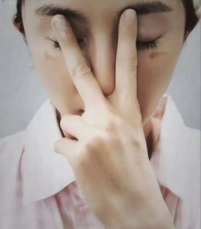 Dương Mịch gặp sự cố ngoài ý muốn khi dùng miếng dán mắt hơi nước. Ảnh: Weibo