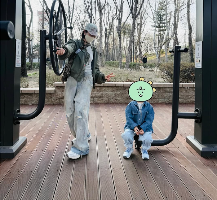 Son Ye Jin khéo léo che diện mạo của con trai bằng nhãn dán. Ảnh: IGNV