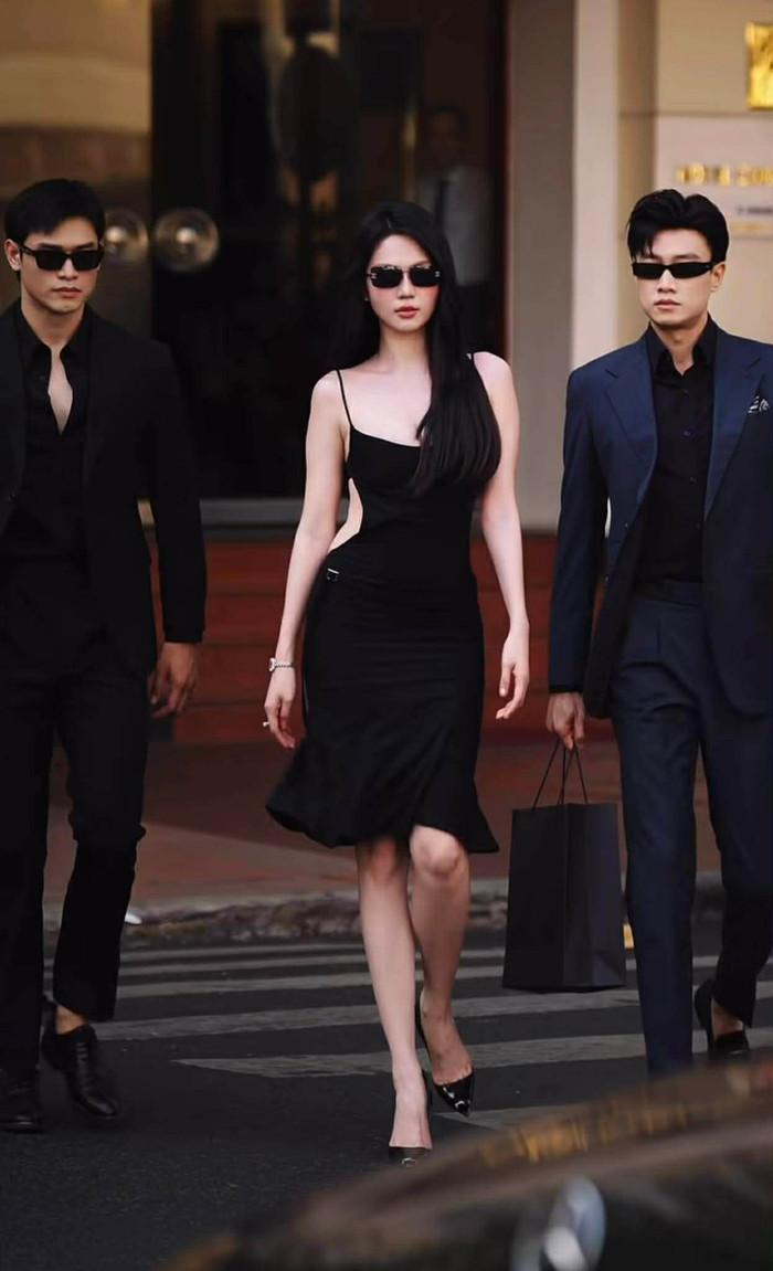 Ngọc Trinh diện váy ôm sát khoe đường cong quyến rũ.