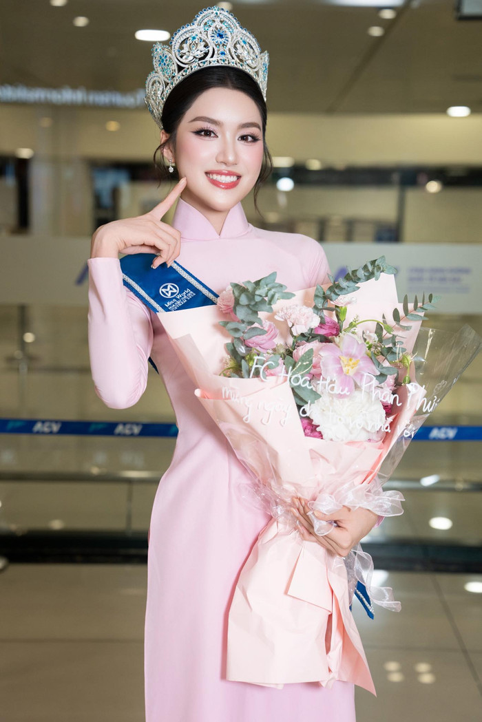 Phương Oanh vừa mới trở về quê nhà sau khoảng 4 tháng đương nhiệm. Ảnh: FBNV