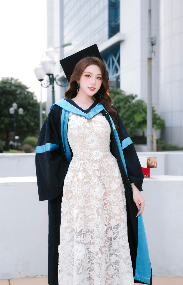 Phương Oanh sở hữu thành tích học tập ấn tượng.