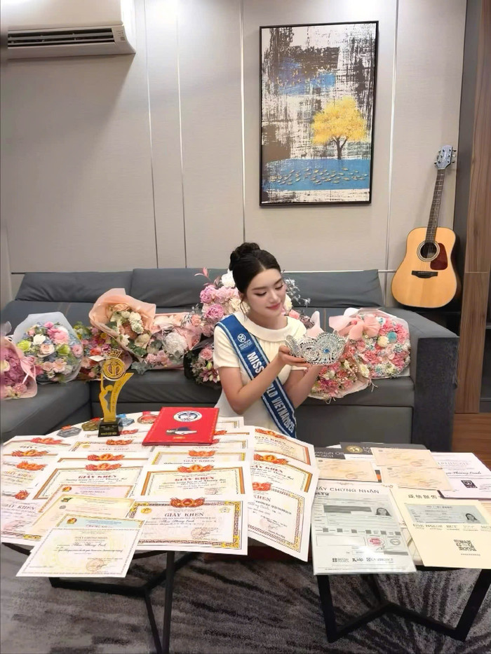 Phương Oanh khoe “tài sản” đáng quý mà cô tích cóp suốt nhiều năm qua.