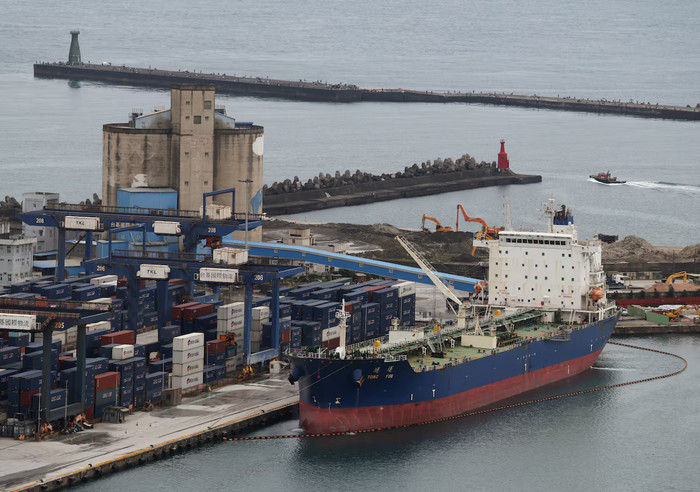 Một tàu chở dầu neo đậu tại cảng Cơ Long (Keelung), Đài Loan (Trung Quốc) ngày 19/4/2026. Ảnh: REUTERS