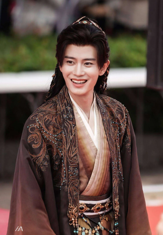 Nhậm Gia Luân lộ dấu vết thời gian khó che giấu hoàn toàn dù đã qua xử lý hình ảnh, khiến hình tượng nhân vật thiếu đi nét trẻ trung cần có.