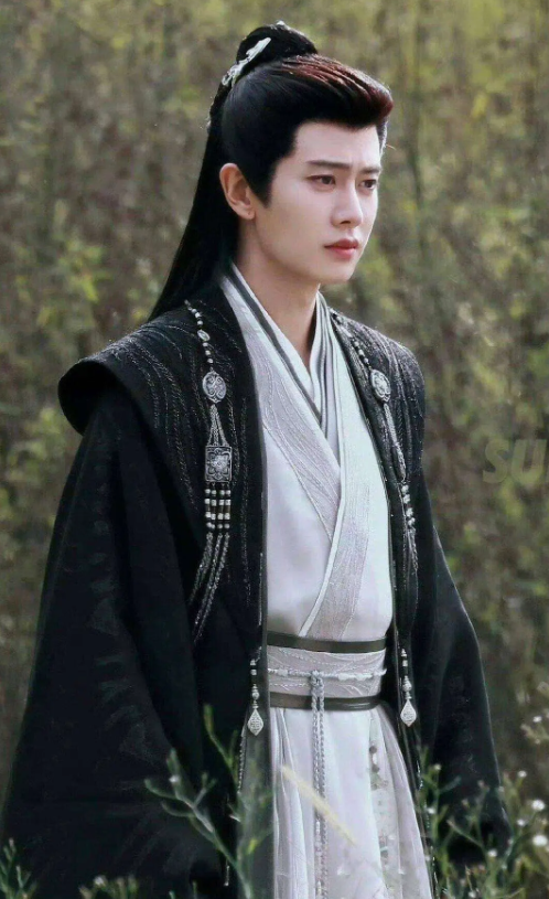 Nhậm Gia Luân gây tranh cãi khi đóng phim cổ trang ở tuổi 37.&nbsp;