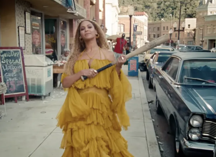 Beyoncé trong MV Hold Up. Ảnh chụp màn hình&nbsp;