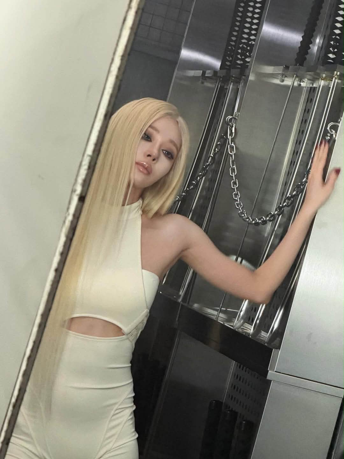 Winter cũng đăng tải loạt ảnh hậu trường mà không cần chú thích dài dòng.