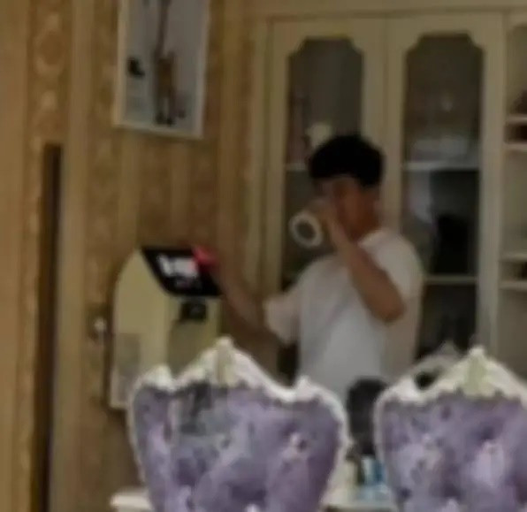 Con khóc thét khi vợ đang tắm, hành động của người chồng khiến mạng xã hội phẫn nộ Ảnh 2