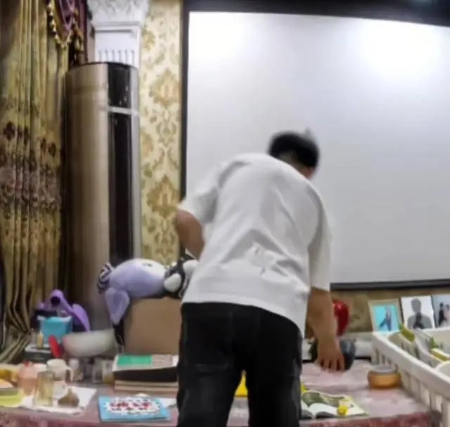 Con khóc thét khi vợ đang tắm, hành động của người chồng khiến mạng xã hội phẫn nộ Ảnh 3