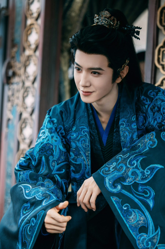 Trần Triết Viễn là trường hợp tiêu biểu cho việc bật lên nhờ một dự án thành công. Bộ phim Vụng Trộm Không Thể Giấu giúp anh mở rộng độ nhận diện, từ đó gia tăng giá trị thương mại. Điểm mạnh của nam diễn viên nằm ở khả năng linh hoạt giữa nhiều thể loại, từ hiện đại đến cổ trang. Bên cạnh đó, việc không vướng tranh cãi lớn cũng giúp anh trở thành lựa chọn an toàn trong mắt các nền tảng.