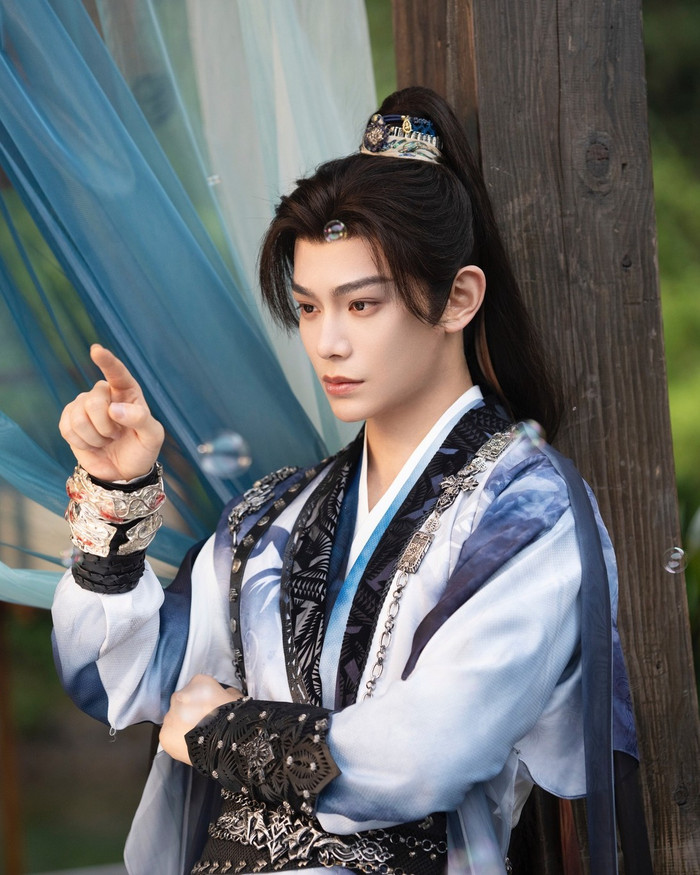 Đinh Vũ Hề từng gây sốt với bộ phim Vĩnh Dạ Tinh Hà, nhưng đà tăng trưởng không duy trì được lâu. Trường hợp của anh phản ánh rõ thực tế khắc nghiệt của thị trường: một vai diễn thành công không đồng nghĩa với vị thế lâu dài. Sự sụt giảm nhiệt cho thấy khán giả ngày càng khắt khe, đồng thời các nền tảng cũng thận trọng hơn trong việc lựa chọn gương mặt đảm bảo.