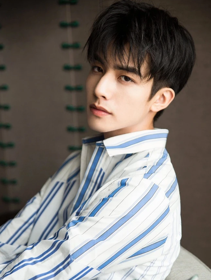 Tống Uy Long là một trong những nam diễn viên hiếm hoi duy trì được sức hút ổn định ở cả phim hiện đại lẫn cổ trang. Sau thành công của bộ phim Lấy Danh Nghĩa Người Nhà, anh xây dựng được tệp khán giả rộng và tương đối bền vững. Trong bối cảnh các nền tảng ưu tiên yếu tố an toàn, Tống Uy Long được xem là lựa chọn khó sai. Khả năng giữ phong độ ổn định cùng hình ảnh sạch giúp anh thường xuyên lọt vào danh sách nam chính tiềm năng của nhiều dự án lớn.