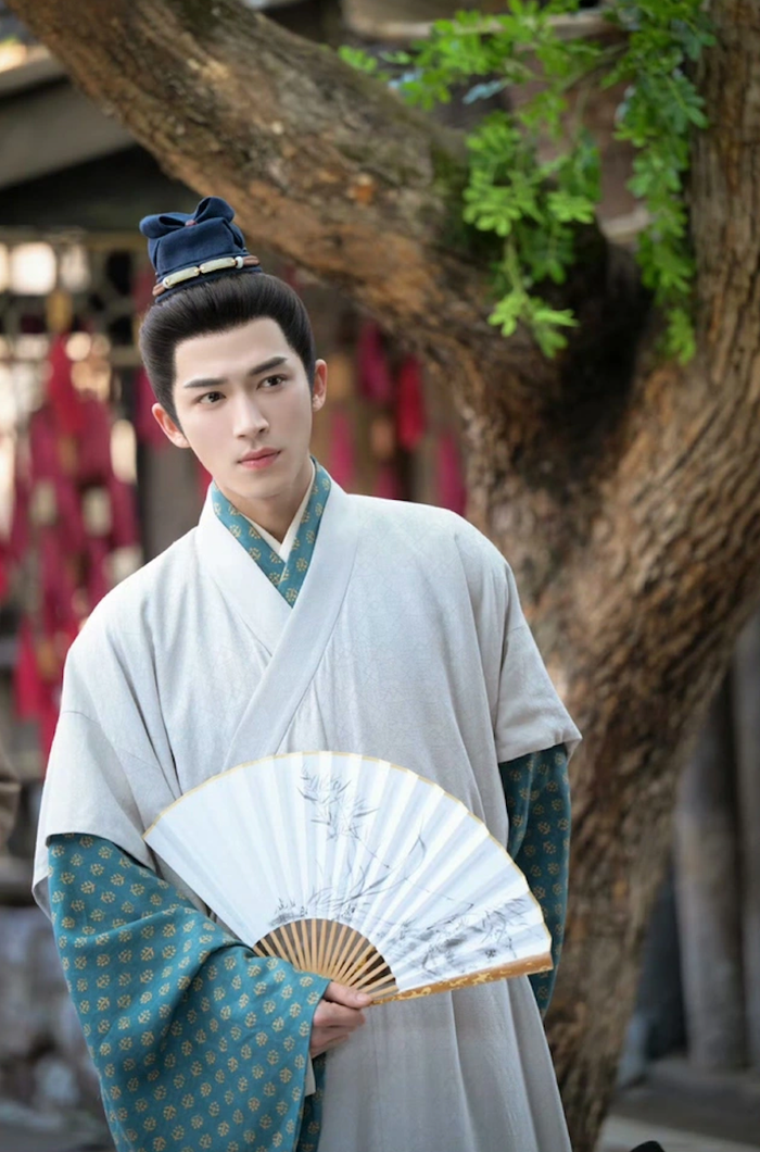 Vương Tinh Việt gây chú ý không chỉ nhờ diễn xuất mà còn bởi sự hậu thuẫn từ hệ thống sản xuất ổn định. Việc thường xuyên hợp tác với các ê-kíp quen thuộc giúp anh tạo dựng được chuỗi dự án có tính liên kết cao, tăng độ tin cậy trong mắt nhà đầu tư. Đây là yếu tố quan trọng trong giai đoạn thị trường siết chặt rủi ro. Với các dự án cổ trang, sự xuất hiện của Vương Tinh Việt thường đồng nghĩa với khả năng triển khai thuận lợi hơn trong khâu xét duyệt.