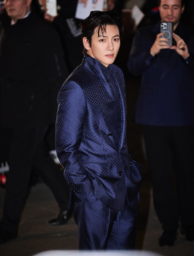 Ji Chang-wook thử sức với vai diễn chính trị nặng đô.