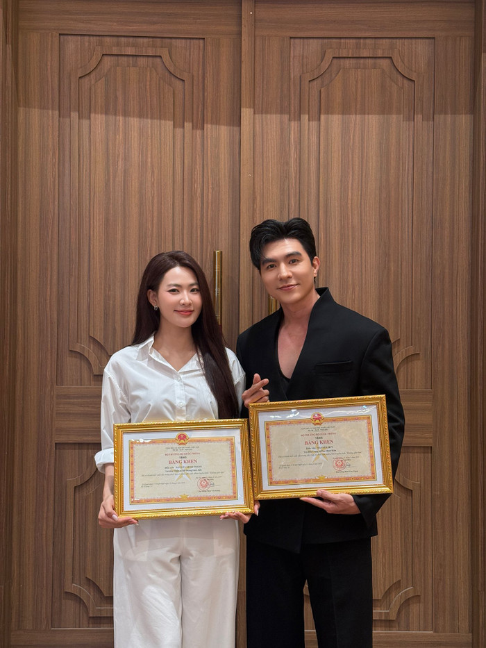 Minh Trang gây chú ý vớiH hành động nhỏ nhưng thể hiện sự ủng hộ dành cho bạn diễn.