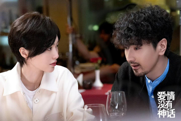 &nbsp;Tình Yêu Không Có Thần Thoại gây tranh cãi về phong cách kể chuyện.
