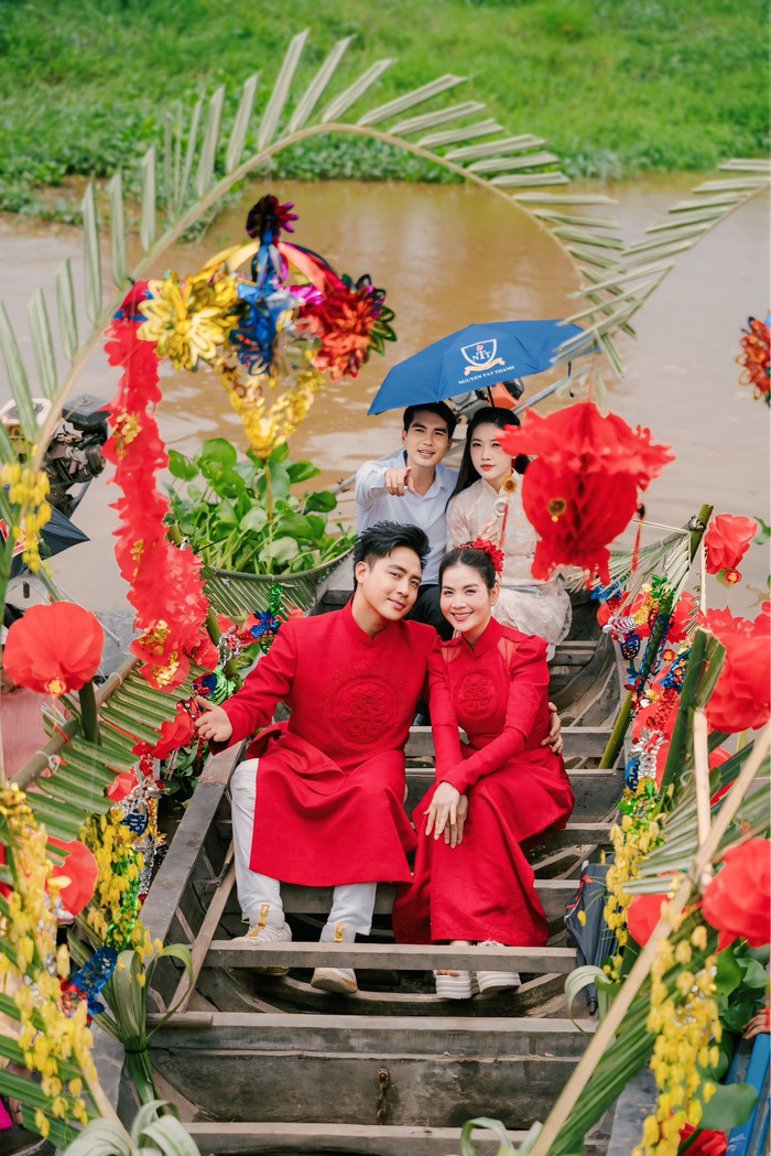 Kha Ly gây chú ý với loạt ảnh áo dài đỏ nổi bật, xuất hiện cùng chồng Thanh Duy trong khung cảnh miền Tây.