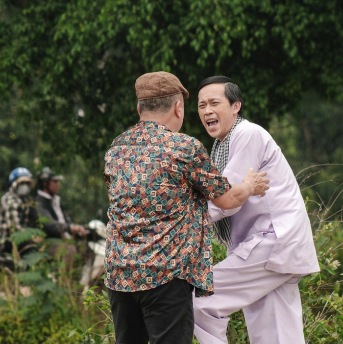 Hoài Linh xuất hiện trong vai ông Sáu Bảnh.