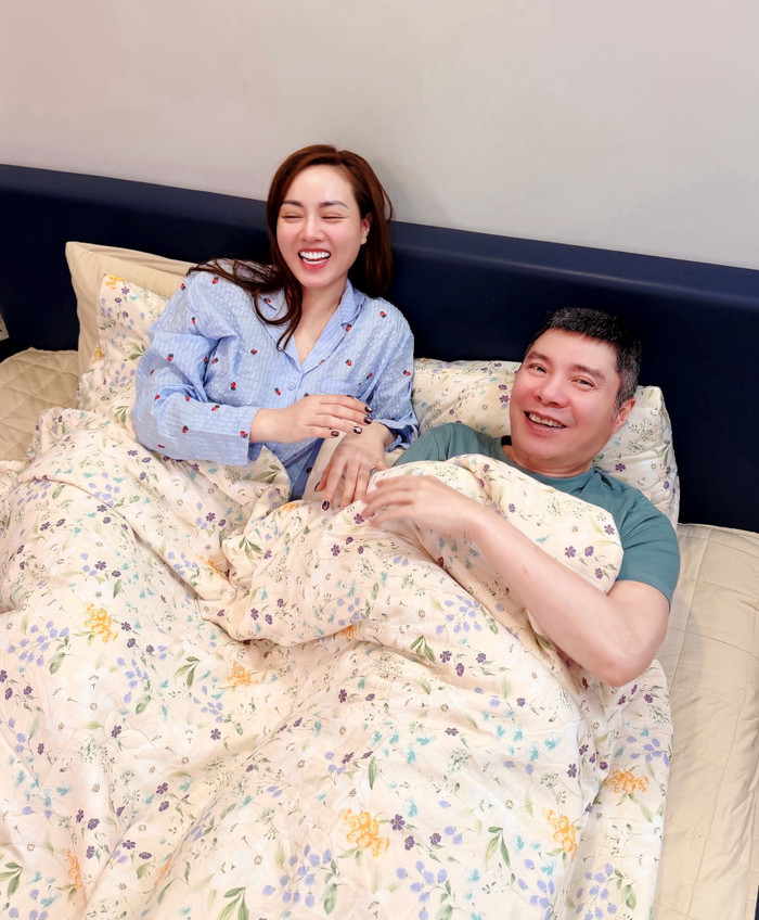 Hành trình hồi phục kiên trì với sự đồng hành sát sao của bà xã Ngọc Hà và các đồng nghiệp. Ảnh: FB vợ NSND Công Lý