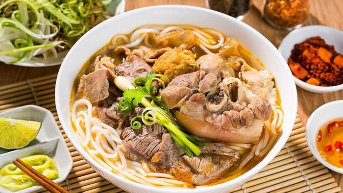 Món bún bò gây ấn tượng bởi phần nước dùng đậm đà, dậy mùi thơm đặc trưng từ sả, mắm ruốc và các loại gia vị truyền thống. (Ảnh minh họa từ Internet)