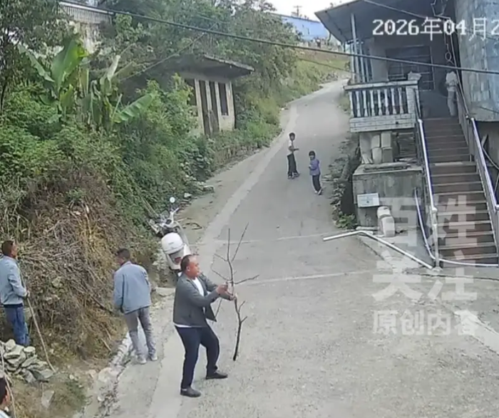 Chạy xe ngang nhà hàng xóm, người đàn ông vội báo cảnh sát khi thấy cảnh tượng kinh hãi Ảnh 2