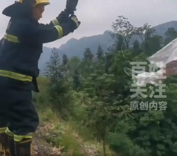 Chạy xe ngang nhà hàng xóm, người đàn ông vội báo cảnh sát khi thấy cảnh tượng kinh hãi Ảnh 3