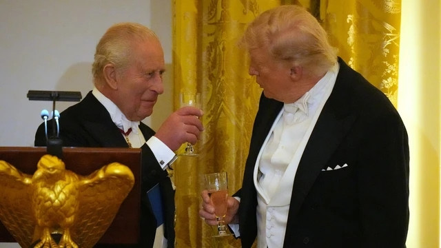 Tổng thống Mỹ Donald Trump nâng ly cùng Vua Anh Charles III tại quốc yến chiêu đãi Hoàng gia Anh ở Nhà Trắng. (Ảnh: Sky News)&nbsp;