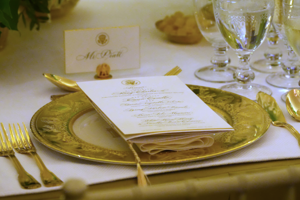 Một bàn tiệc được sắp đặt sẵn trước khi Tổng thống Donald Trump phát biểu tại quốc yến chiêu đãi Vua Charles III và Hoàng hậu Camilla. (Ảnh: Alex Brandon/AP)