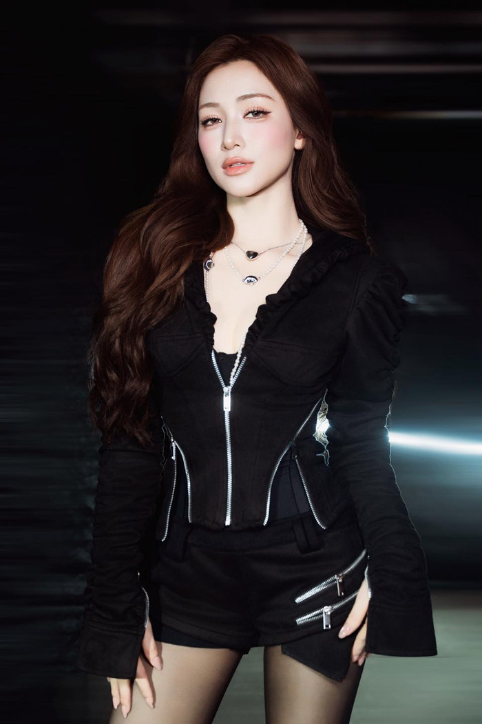 Hòa Minzy đang có cuộc sống bình yên, êm ấm bên bạn trai Văn Cương và con trai đầu lòng. Ảnh: FBNV