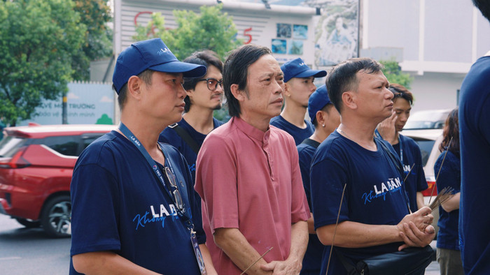 Hoài Linh trong buổi khai máy La Bàn Không Hướng Bắc.